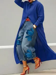 Gedetailleerd overzicht van blauw shirt met lange mouwen en bloemenprint jeans en rode hakken.