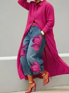 Elegant langerm overhemdjurk en spijkerbroek met bloemenprint modieuze outfit voor dames.