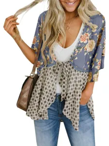 Detailansicht einer stylischen sommerlichen floralen V-Ausschnitt Chiffon Bluse für Damen.
