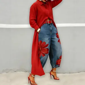 Elegant casual lang rood shirt cardigan en stijlvolle denim jeans met bloemenprint