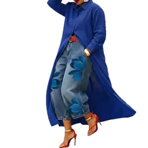 Stijlvolle blauwe lange dames blouse met bloemenprint jeans en rode hoge hakken set