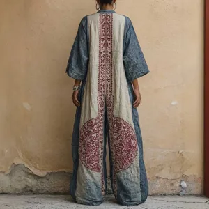 Bohemian wijdere jumpsuit achterkant met ingewikkelde rode printdetails en pasvorm.
