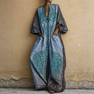 Detailopname van de comfortabele bohemian jumpsuit met een prachtig vintage patroon.