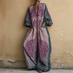 Detailopname met de ingewikkelde boho-print en de losse wijde pasvorm van deze jumpsuit.