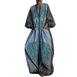 Bohemian oversized jumpsuit met vintage etnische print, V-hals en comfortabele wijde pijpen.