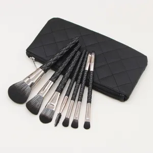 7-delige zwarte gewatteerde make-up kwastenset met bijpassend etui, cosmetische set.