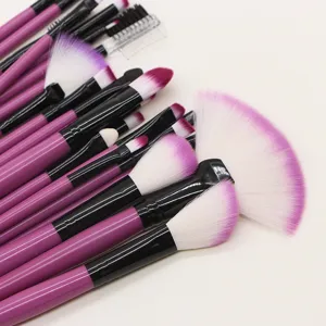 Vista dettagliata del set di pennelli da trucco viola con setole sfumate morbide e manici resistenti.