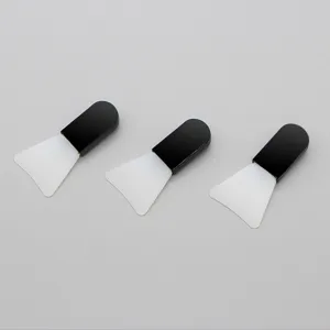 Mini siliconen gezichtsmasker kwast set met zwarte korte handgreep voor make-up tools.