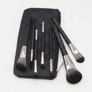 Set van 7 zwarte gewatteerde make-up kwasten met etui, zachte haren voor professioneel gebruik.