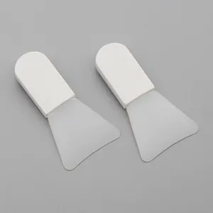 Detailopname van mini siliconen gezichtsmaskerkwast met zachte kop voor eenvoudige DIY cosmetica.