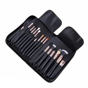 Professionelles Make-up-Pinsel-Detail mit feinen Borsten und rosévergoldeter Zwinge.