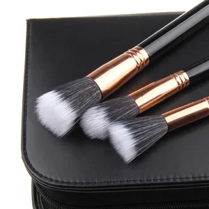 Detailansicht von professionellen Make-up-Pinsel-Set mit eleganten schwarzen Griffen im Etui.