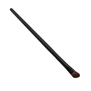 Primer plano detallado del pincel de sombra de ojos negro angulado con cerdas marrones mango.