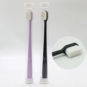 Cepillo de dientes de cerdas suaves con estuche de tubo transparente, ideal para viajes diarios.