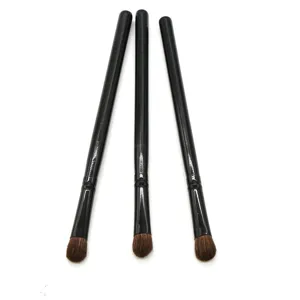 Vista detallada de pincel de maquillaje para sombra de ojos negro mango largo profesional.