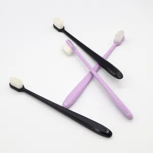 Juego de cepillos de dientes con cerdas nano ultra suaves y mango de plástico ergonómico.