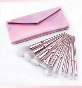 Detailansicht eines 10-teiligen rosafarbenen Make-up-Pinsel-Sets mit holografischer Tasche.