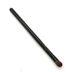 Pincel de sombra de ojos negro profesional individual con mango largo para maquillaje.