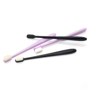 Set de cepillos de dientes de cerdas suaves con mango largo ergonómico en negro y morado.