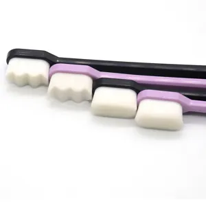 Primer plano detallado de cepillos de dientes suaves de cabeza ancha con cerdas densas.