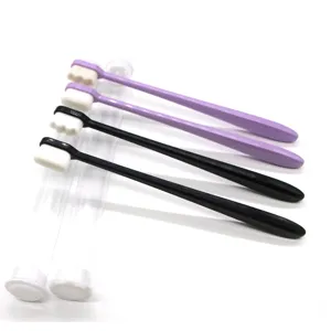 Primer plano de cepillos de dientes de cerdas suaves con tubos de plástico de colores portátiles.