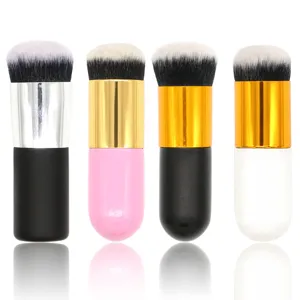 Detail van de ronde make-up kwast met gekleurde handvatten voor het aanbrengen van foundation.