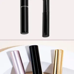 Detailopname van meerkleurige metalen make-up kwast handvat buizen, strak en elegant.