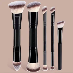 Juego de brochas de maquillaje con cerdas sintéticas suaves y mangos negros ergonómicos para detalles.
