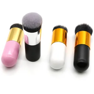 Set van ronde make-up kwasten met korte handgreep voor foundation en gezichtspowder.
