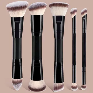 Vista detallada del set de brochas de maquillaje de doble punta con cerdas suaves y mangos negros.