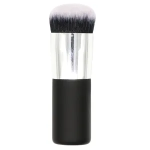 Close-up van de zachte dense haren en metalen huls details op deze ronde make-up borstel