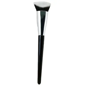 Pinceau de maquillage biseauté professionnel avec manche noir et poils synthétiques doux et soyeux.