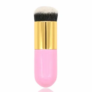 Korte make-up foundation borstel in roze met zachte ronde haren voor het blenden.