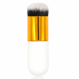 Professionele korte ronde foundationkwast met gouden huls en zachte haren voor make-up.