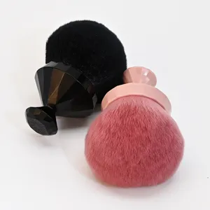 Grand pinceau maquillage champignon duveteux avec manche diamant pour poudres et fards détail.