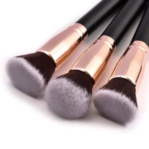 Brocha de maquillaje de contorno angular profesional con cerdas suaves y mango de madera.