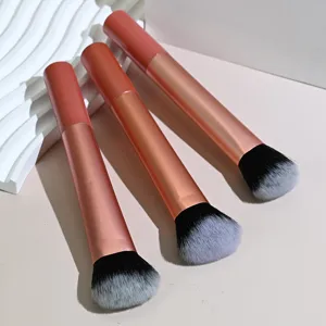 Brocha de maquillaje de mango largo con cerdas degradadas, ideal para base fluida.