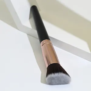 Brocha de maquillaje sesgada para base y contorno impecable. Cerdas suaves, mango de madera.