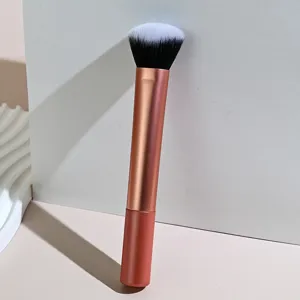 Brocha de maquillaje para base plana profesional con mango de oro rosa y cerdas.