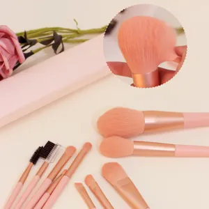 Detailansicht des 10-teiligen rosafarbenen Make-up-Pinselsets mit ultraweichen Borsten.