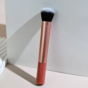 Pincel de maquillaje profesional con mango de oro rosa y cerdas sintéticas suaves.