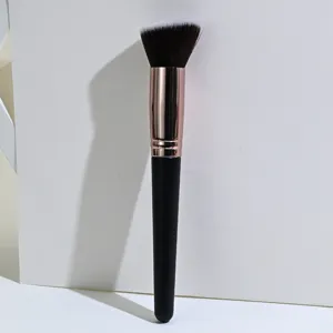 Detalle del pincel de maquillaje biselado, cerdas suaves y densas con férula de oro rosa.