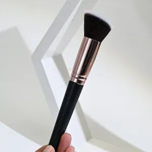 Brocha de maquillaje angular profesional con cerdas suaves para un contorneado y base perfecta.