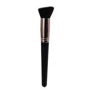Brocha de maquillaje angulada profesional con cerdas suaves y mango de madera para un acabado uniforme.