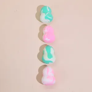 Gedetailleerde close-up van zachte marmeren make-up sponzen, latexvrije beauty blenders.