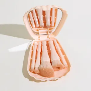 Tragbares rosa Muschel Make-up Pinsel Set Detailansicht, Spiegel und weiche Borsten Nahaufnahme.