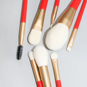 Professionelles 8-teiliges rotes Make-up-Pinsel-Set mit weichen weißen Borsten und goldenen Griffen.