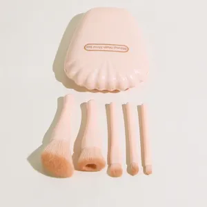 Tragbares 5-teiliges Make-up-Pinsel-Set im Muscheletui mit Spiegel für die Reise.