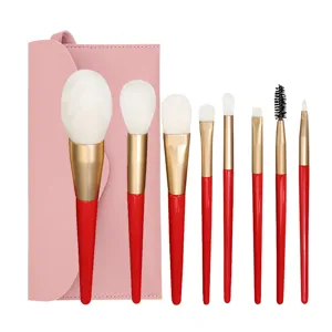 Detailansicht des 8-teiligen Make-up-Pinsel-Sets mit weichen Borsten und einem rosafarbenen Etui.