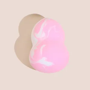 Roze marmer make-up spons detail, zachte spons voor vloeibare foundation, handig hulpmiddel.
